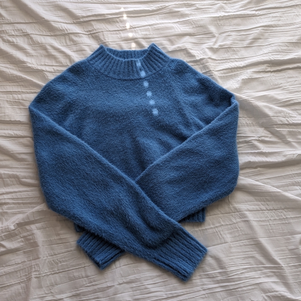 Urban outfitters blue fuzzy cropped sweater size small